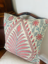 Load image into Gallery viewer, Set of Floral Throw Pillows